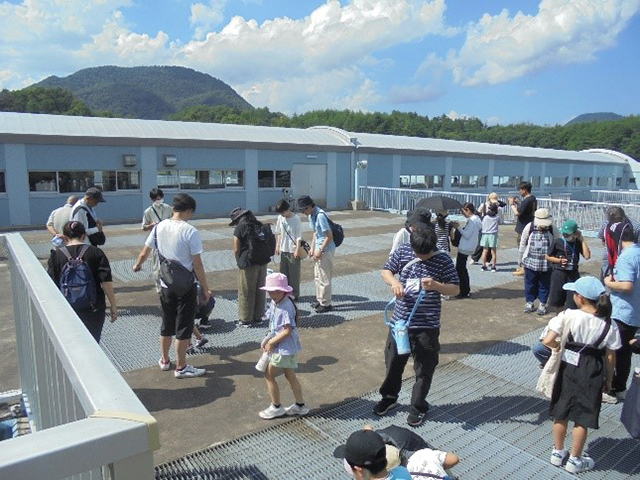 フロック形成池の見学の写真