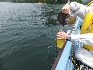 ダム巡視船での水質調査の画像